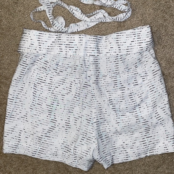 BCBG White and black high waisted lose fit shorts - tie belted - pockets SZ 2 - Picture 3 of 4